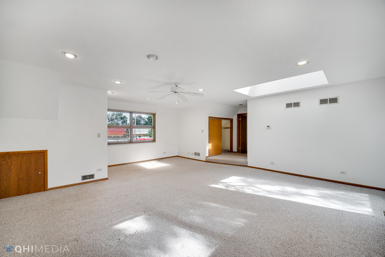 18104 Park Avenue Homewood, IL 60430 - Photo 12 of 26 a view of a livingroom with an empty space