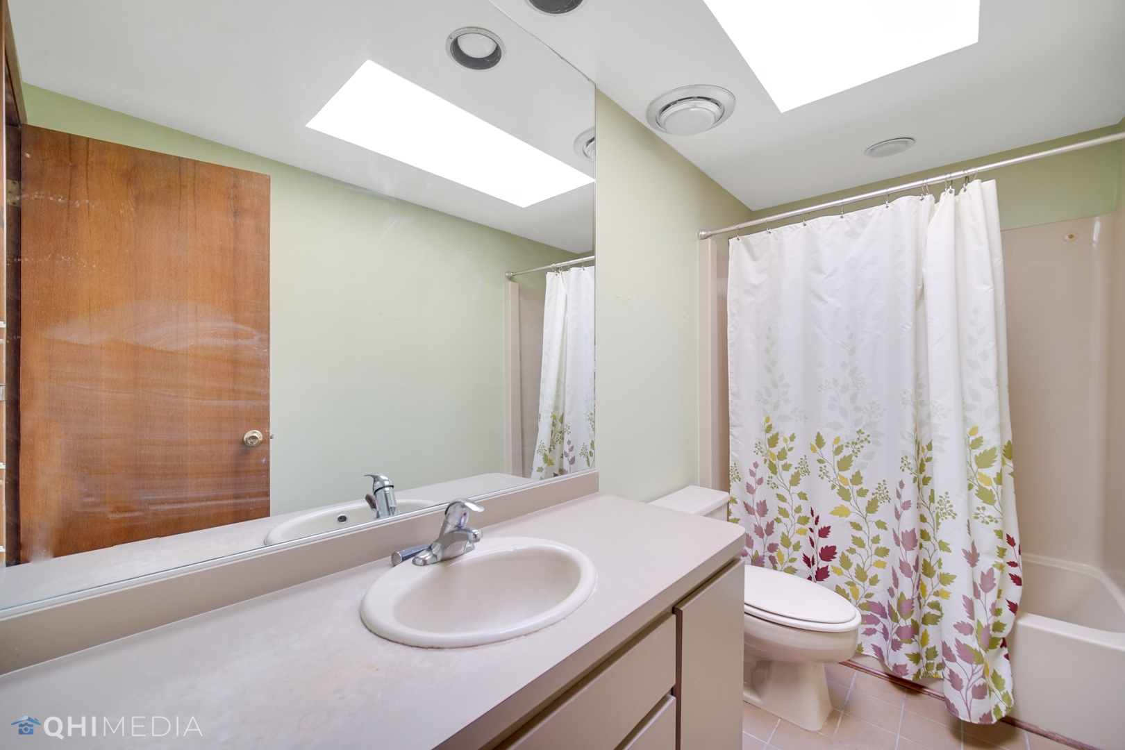 18104 Park Avenue Homewood, IL 60430 - Photo 20 of 26 a bathroom with a sink toilet and shower