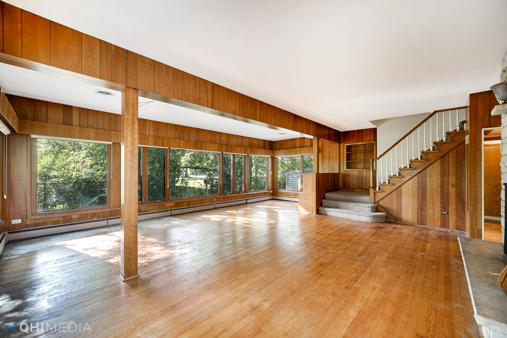 18104 Park Avenue Homewood, IL 60430 - Photo 7 of 26 a view of an entryway with wooden floor