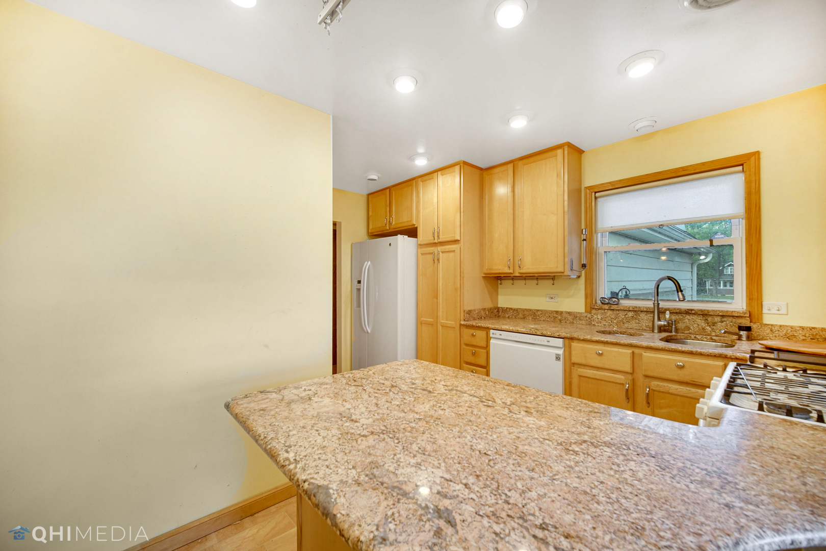 18104 Park Avenue Homewood, IL 60430 - Photo 9 of 26 a large bathroom with a sink a large mirror and a bathtub