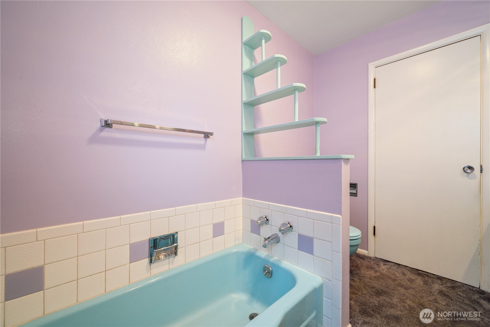 2120 Willow Place Longview, WA 98632 - Photo 12 of 28 a bathroom with a bathtub and sink