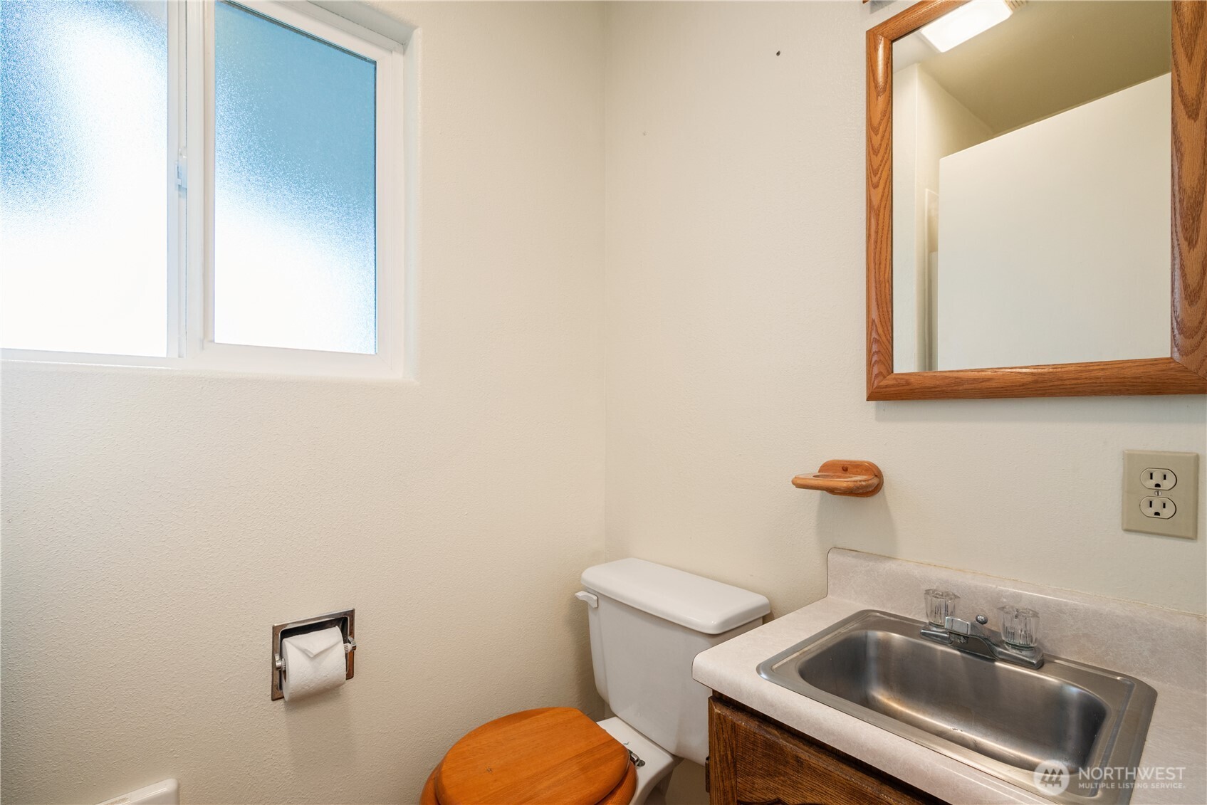 2120 Willow Place Longview, WA 98632 - Photo 17 of 28 a bathroom with a toilet sink and mirror
