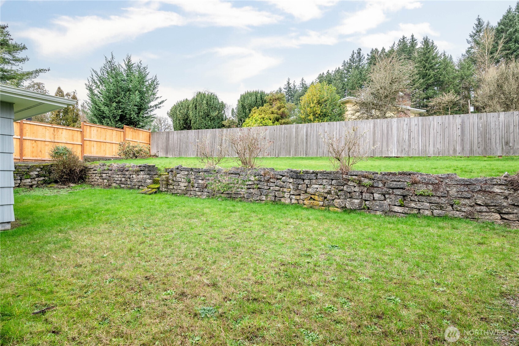 2120 Willow Place Longview, WA 98632 - Photo 19 of 28 a backyard of a house with lots of green space