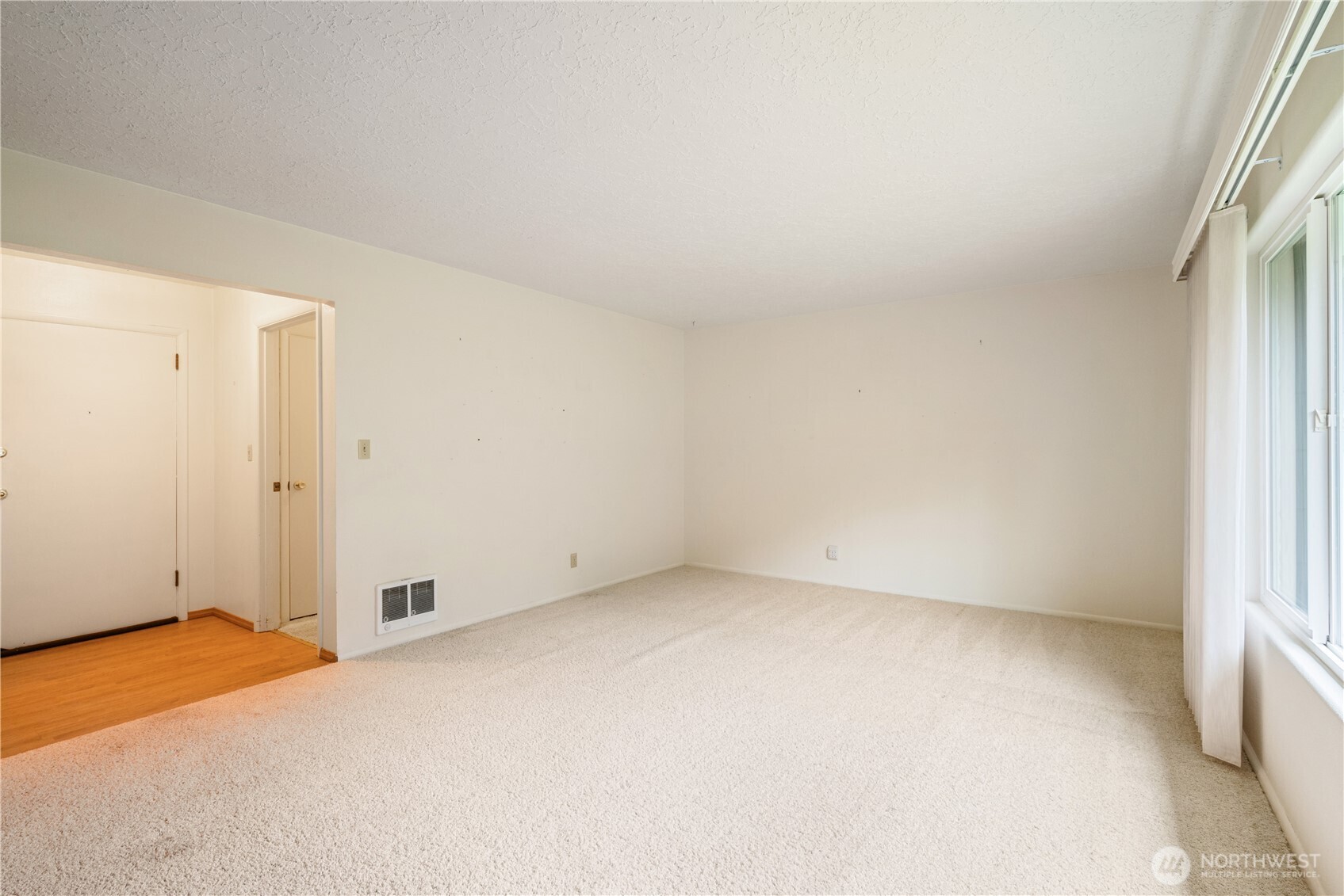 2120 Willow Place Longview, WA 98632 - Photo 2 of 28 an empty room with an entryway