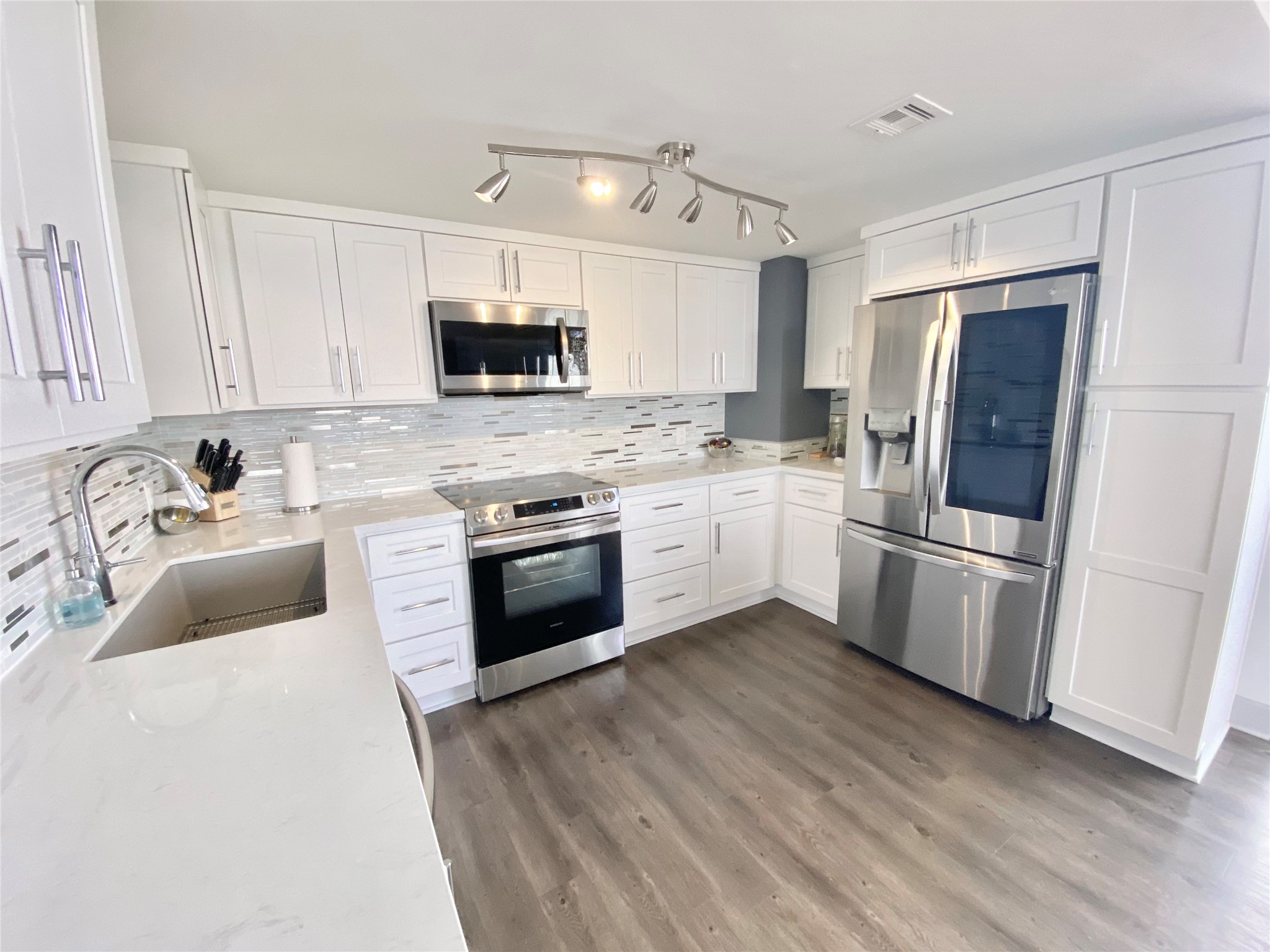 2016 Main Street, Unit 1702 Houston, TX 77002 - Photo 4 of 31