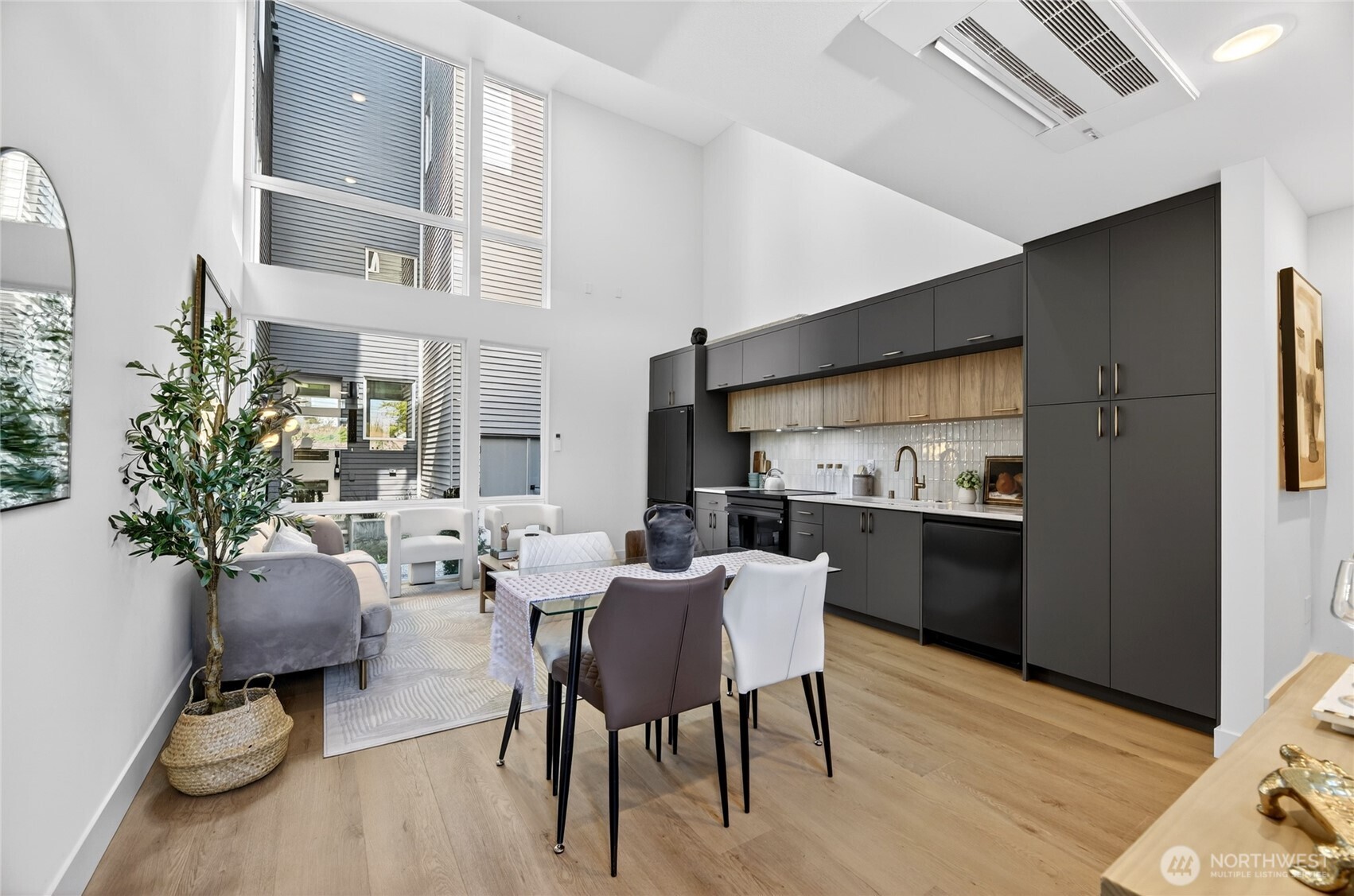 6318 41st Avenue Southwest, Unit D Seattle, WA 98136 - Photo 3 of 31