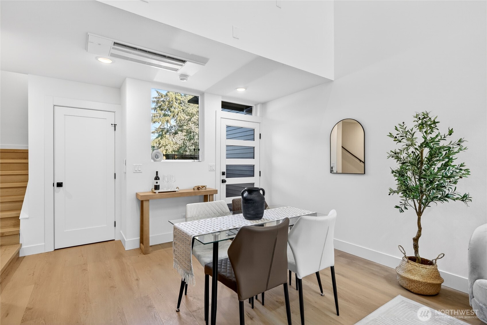 6318 41st Avenue Southwest, Unit D Seattle, WA 98136 - Photo 4 of 31