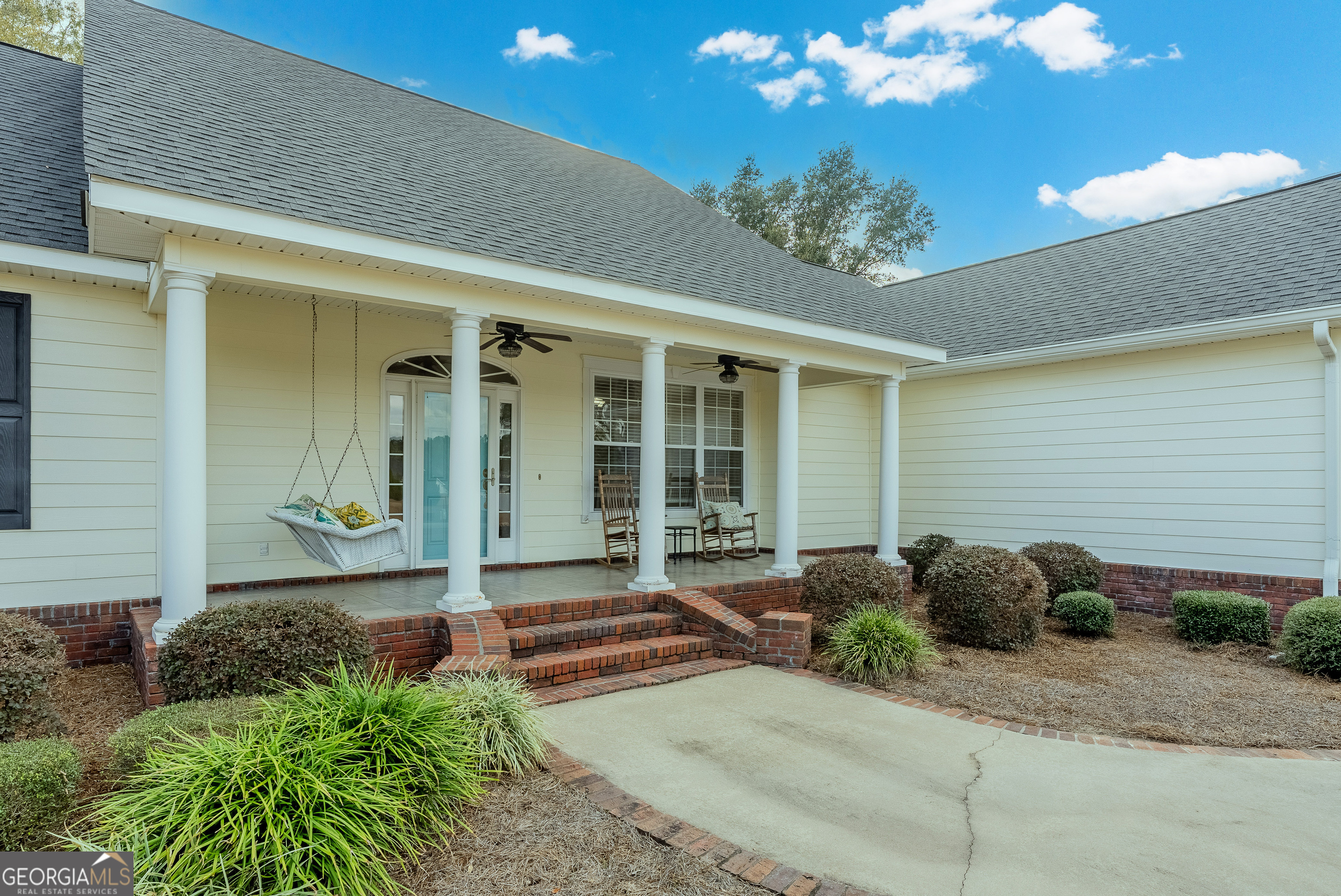 4023 Redstone Circle Blackshear, GA 31516 - Photo 2 of 27 a front view of a house