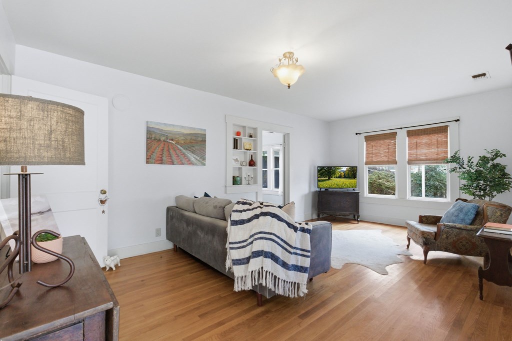 707 Whitney Street Fredericksburg, TX 78624 - Photo 5 of 28