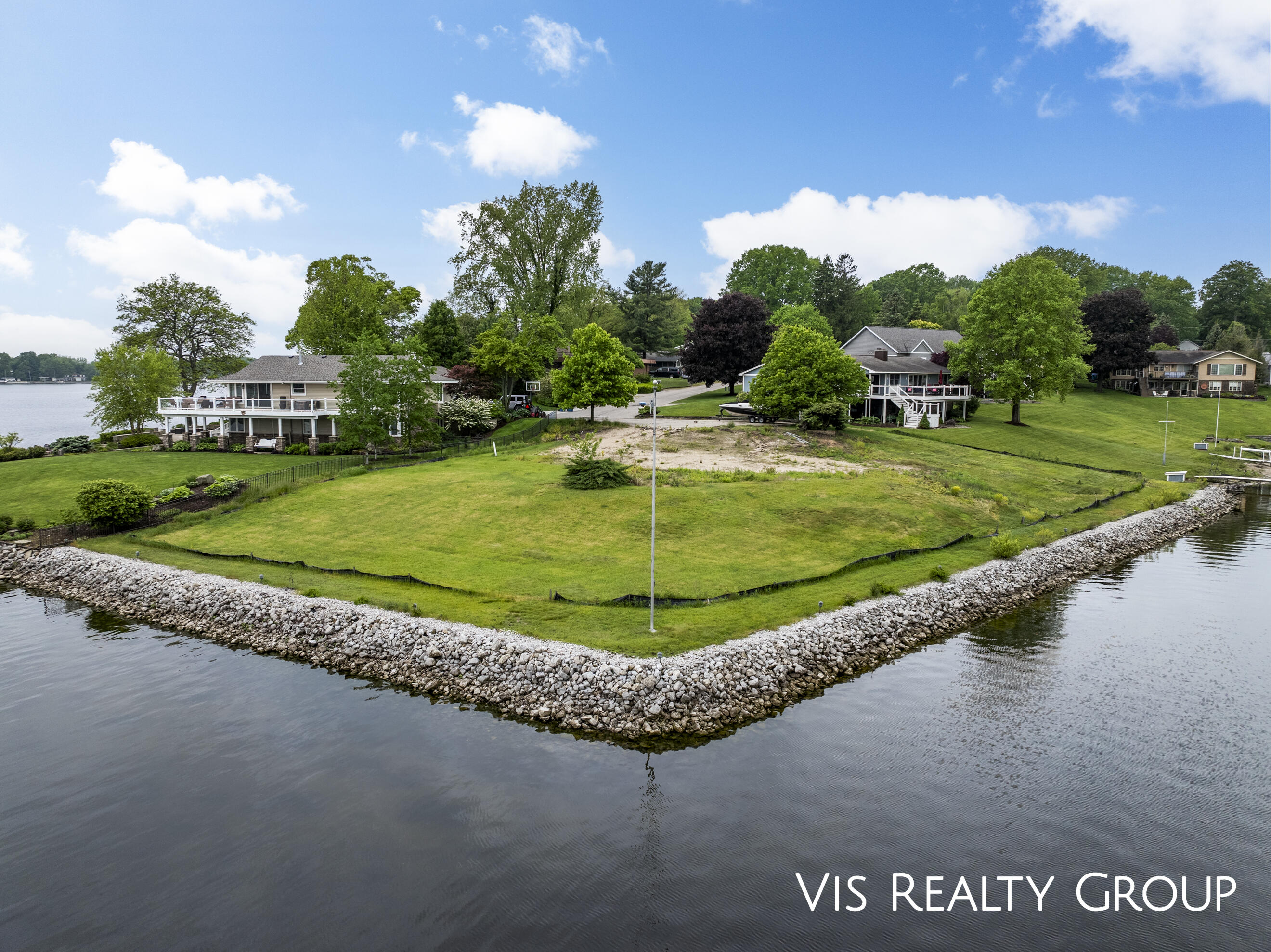 16073 Lake Point Drive Spring Lake, MI 49456 - Photo 3 of 20 DJI_20250529092736_0002_D-Edit
