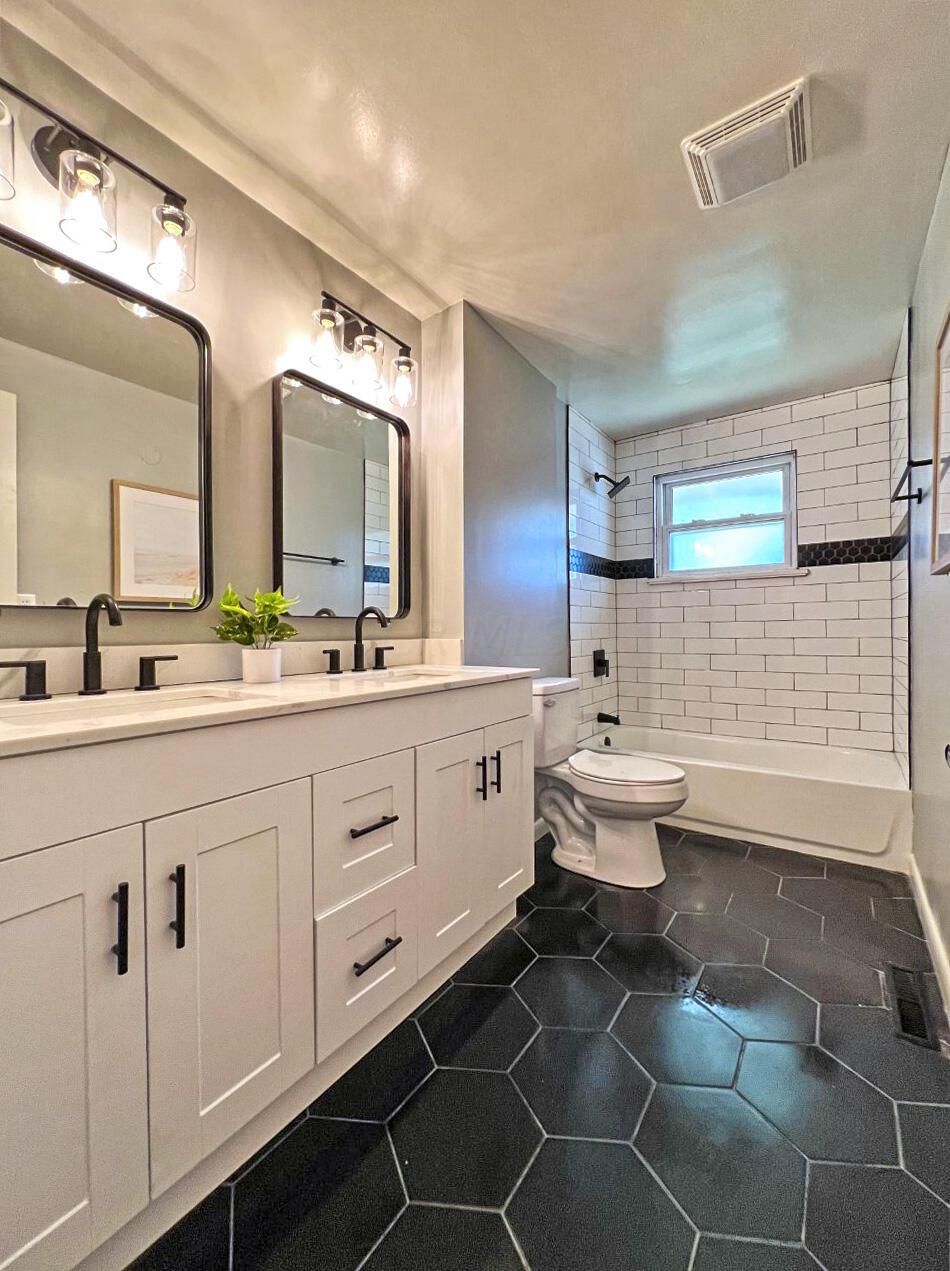 4363 Maize Road Columbus, OH 43224 - Photo 10 of 32 !st Floor Full Bathroom