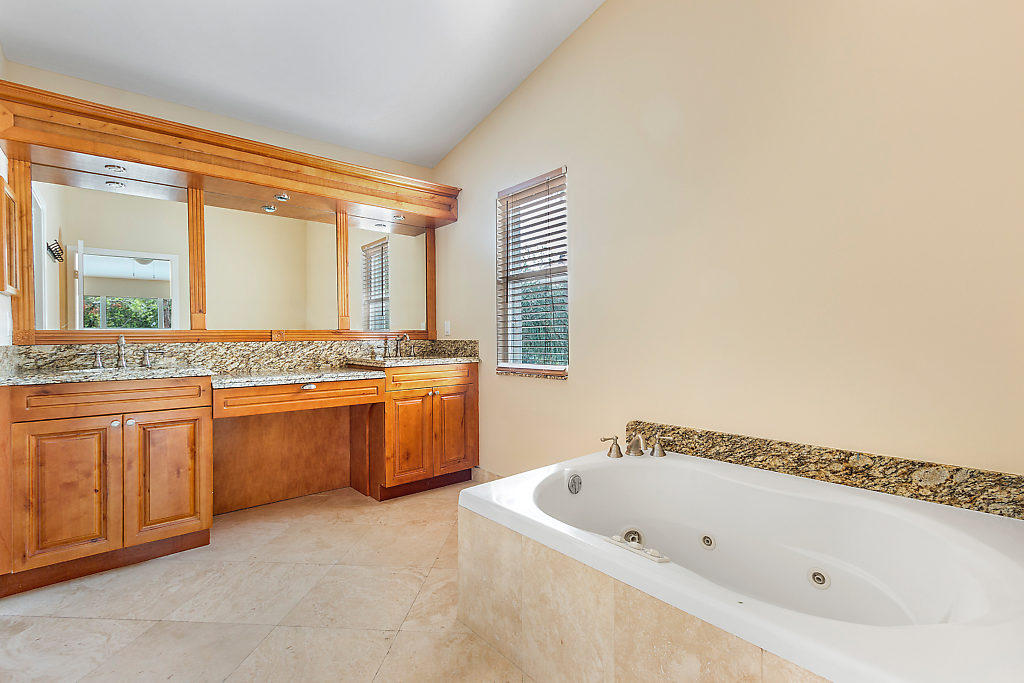 9729 Vía Emilie Boca Raton, FL 33428 - Photo 15 of 28 Master Bathroom
