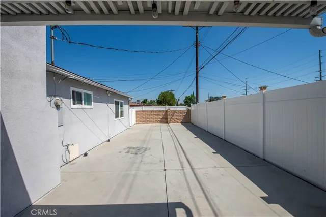 a view of back yard of the house