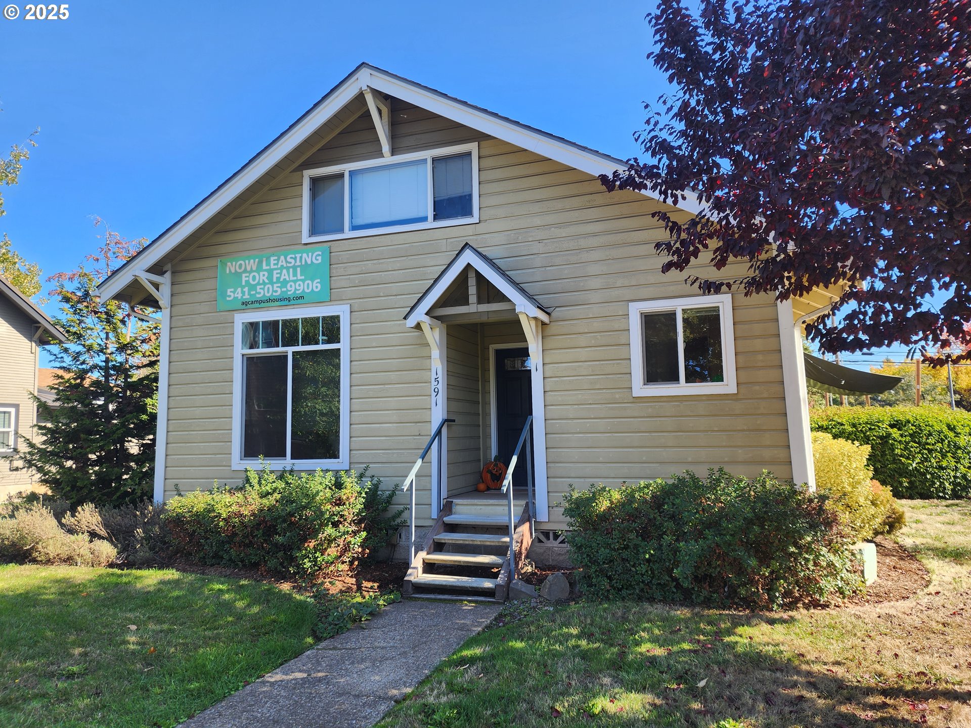 1591 High Street Eugene, OR 97401 - Photo 3 of 4 a front view of a house with garden