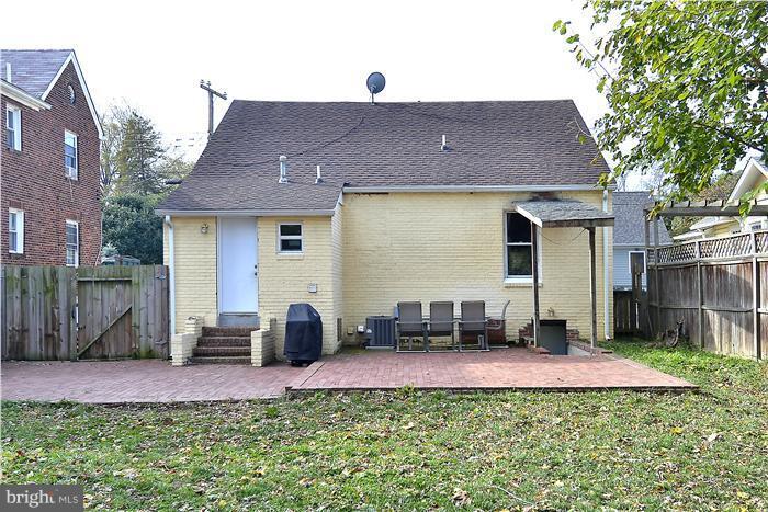 310 West Glebe Road Alexandria, VA 22305 - Photo 2 of 22 a backyard of a house with table and chairs