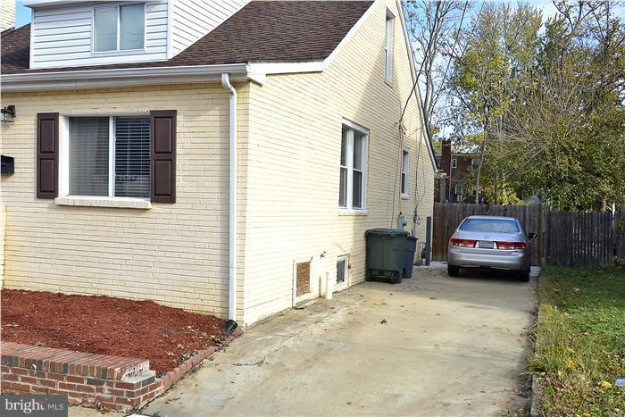 310 West Glebe Road Alexandria, VA 22305 - Photo 7 of 22 a view of a house with a cars park side of a road
