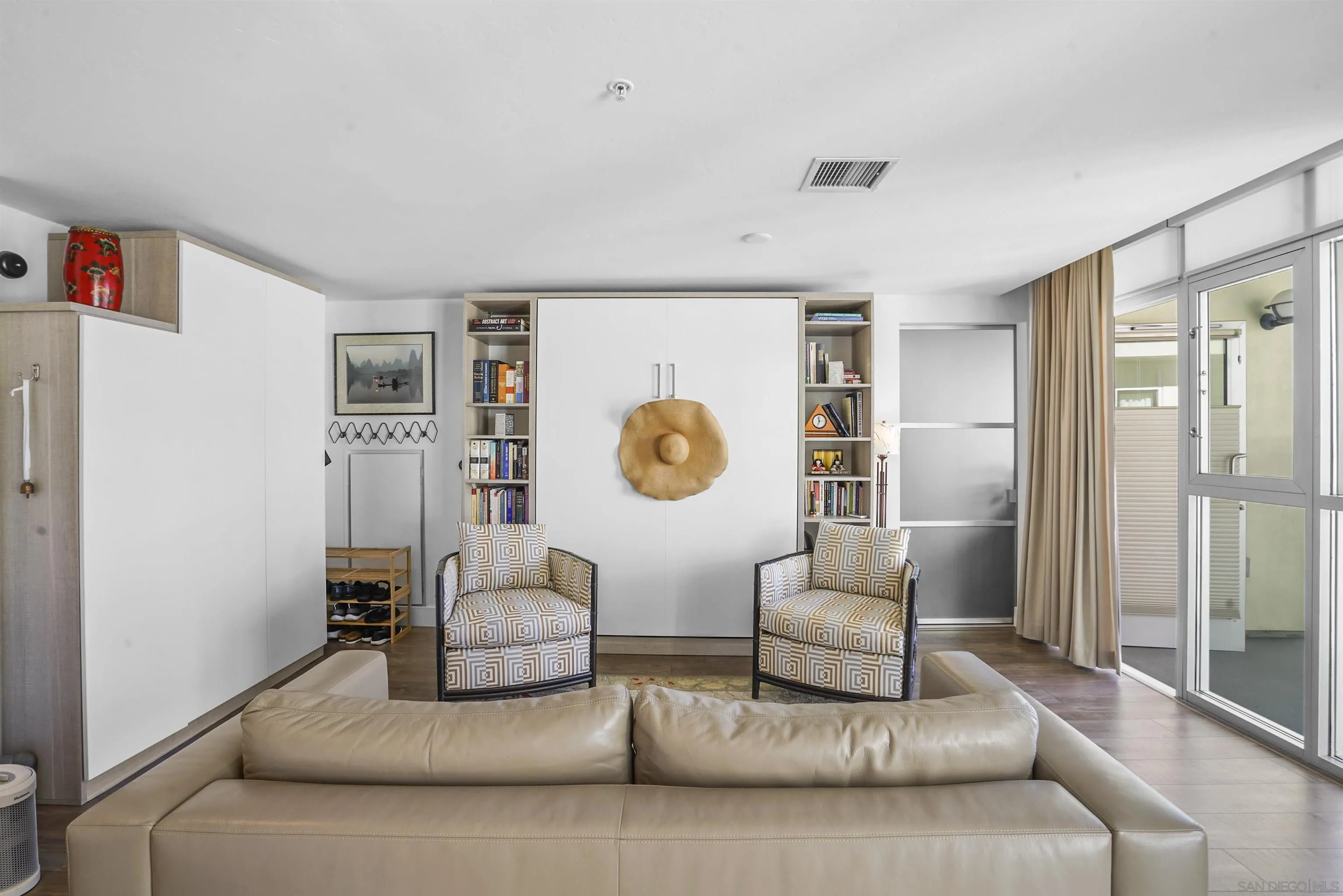 3812 Park Boulevard, Unit 503 San Diego, CA 92103 - Photo 5 of 27 a living room with furniture