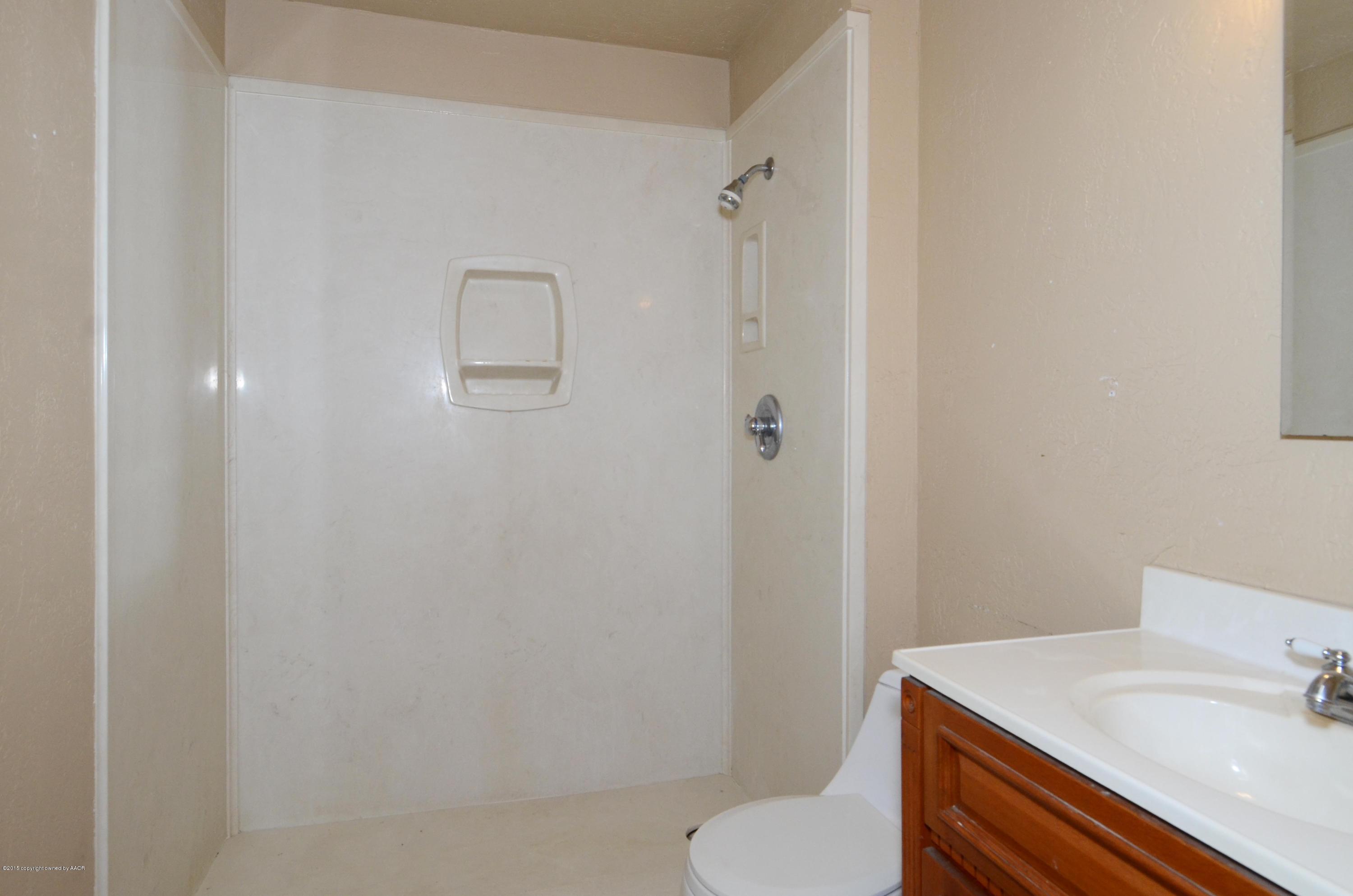 5516 Alvarado Road Amarillo, TX 79106 - Photo 16 of 25 16 Shower