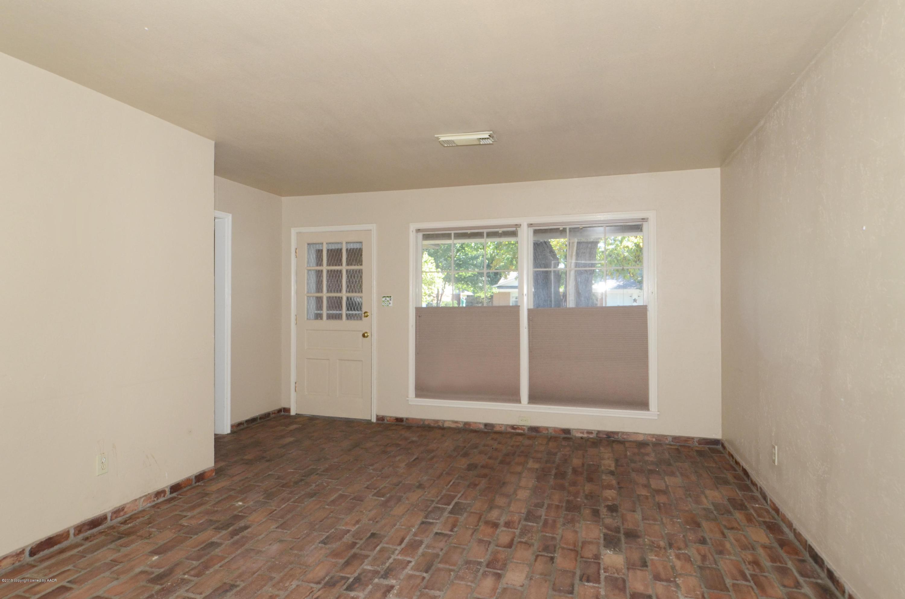 5516 Alvarado Road Amarillo, TX 79106 - Photo 2 of 25 02 Living Room