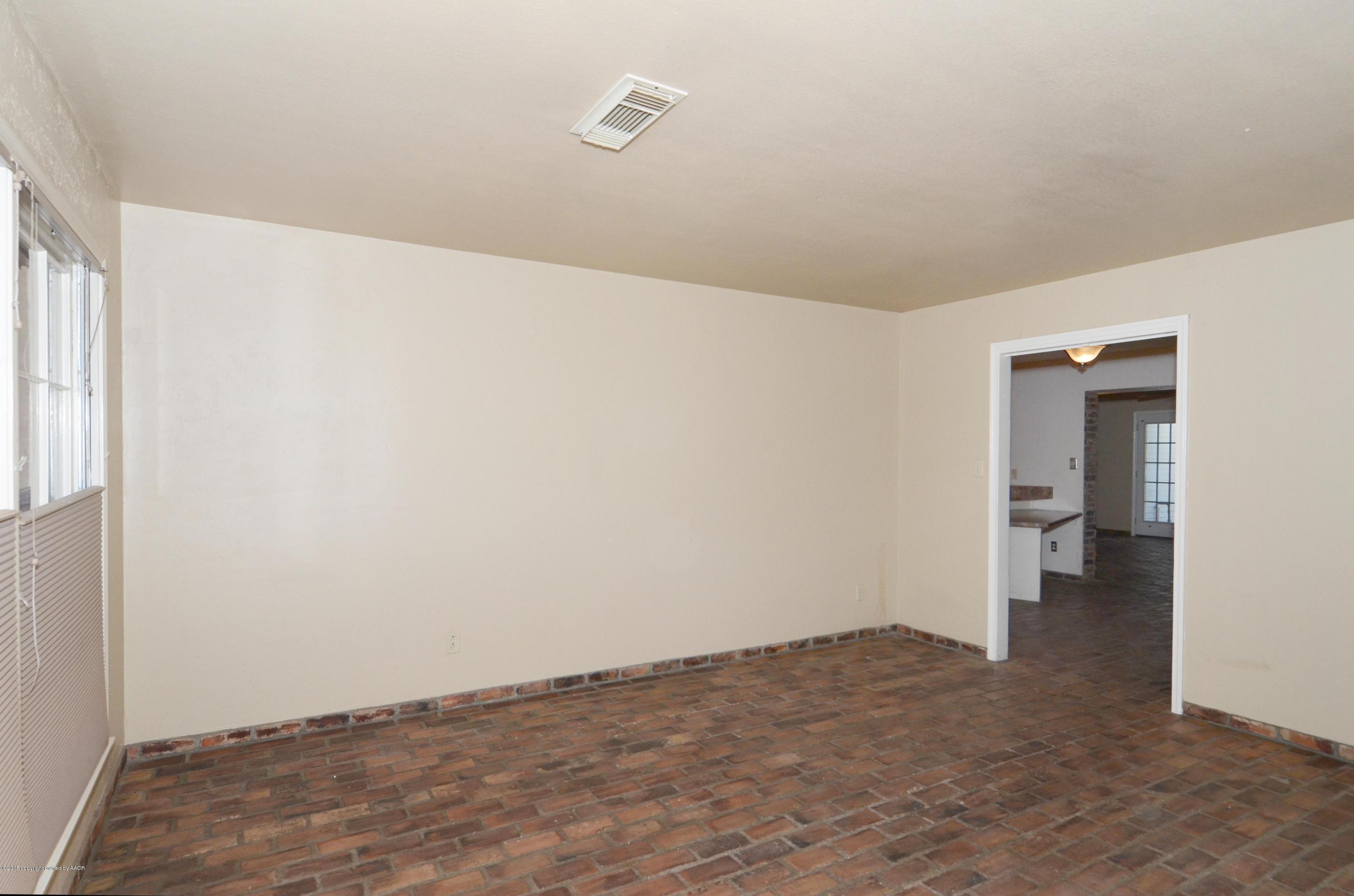 5516 Alvarado Road Amarillo, TX 79106 - Photo 3 of 25 03 Living Room 2