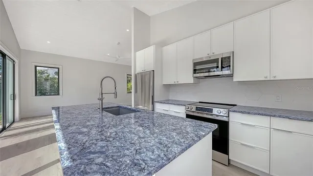 $4,895,000 | 5035 Bay Shore Road, Sarasota, FL 34234