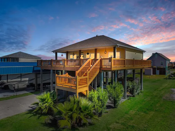 $389,000 | 938 South Sage Road, Crystal Beach, TX 77650