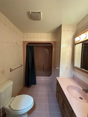 a view of empty room with windows