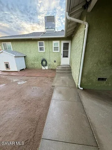 a view of a backyard space