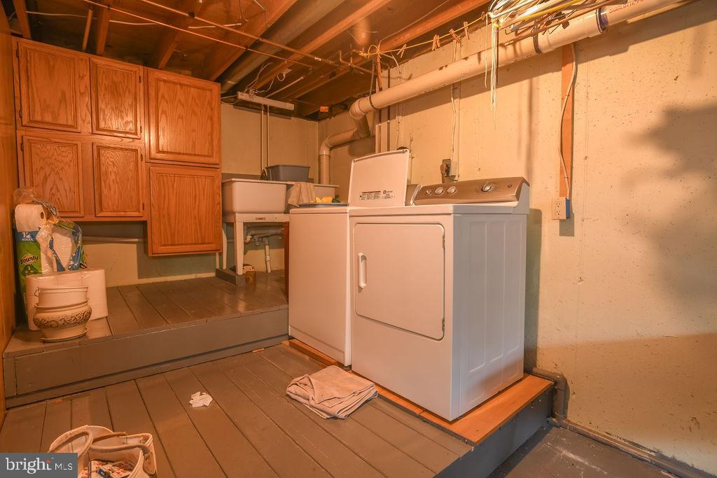 2 Battle Drive Newark, DE 19702 - Photo 35 of 35 a utility room with dryer and washer
