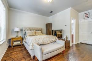 3932 Asbury Lane Addison, TX 75001 - Photo 18 of 18 a bedroom with a bed and a lamp