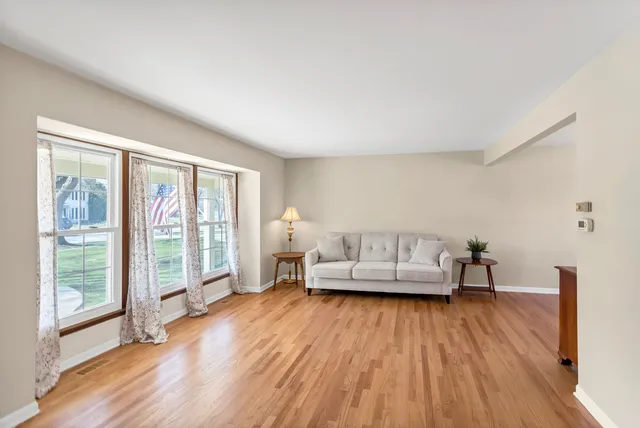 $499,900 | 915 North Saratoga Drive, Palatine, IL 60074