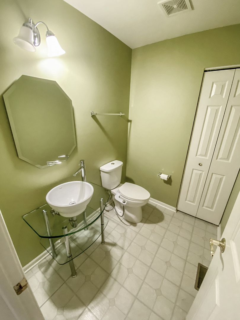 2249 Hudson Circle Aurora, IL 60502 - Photo 22 of 30 a bathroom with a toilet and a mirror
