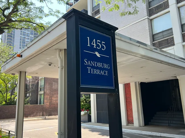 $3,250 | 1455 North Sandburg Terrace, Unit 1504B, Chicago, IL 60610
