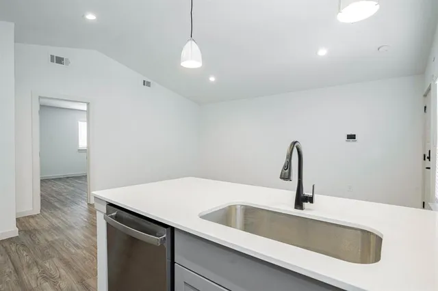 $1,325 | 523 North Ewing Avenue, Unit 208, Dallas, TX 75203