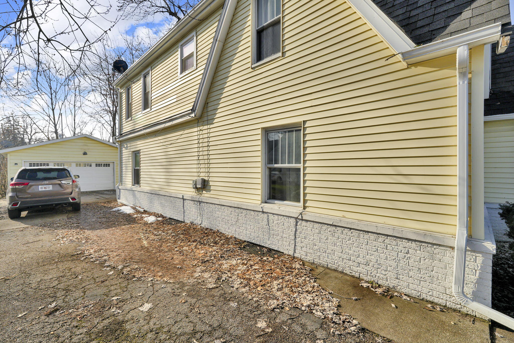 910 Miller Road Kalamazoo, MI 49001 - Photo 4 of 30 Side