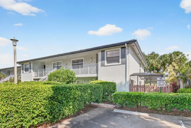 $78,900 | 30 Southport Lane, Unit H, Boynton Beach, FL 33436