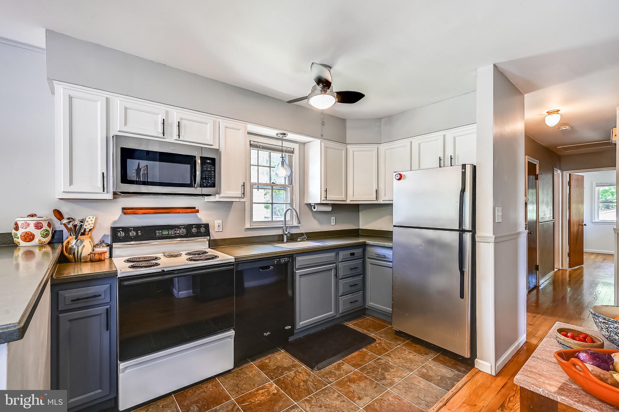 1626 Marlboro Road Edgewater, MD 21037 - Photo 3 of 42 Upgraded kitchen