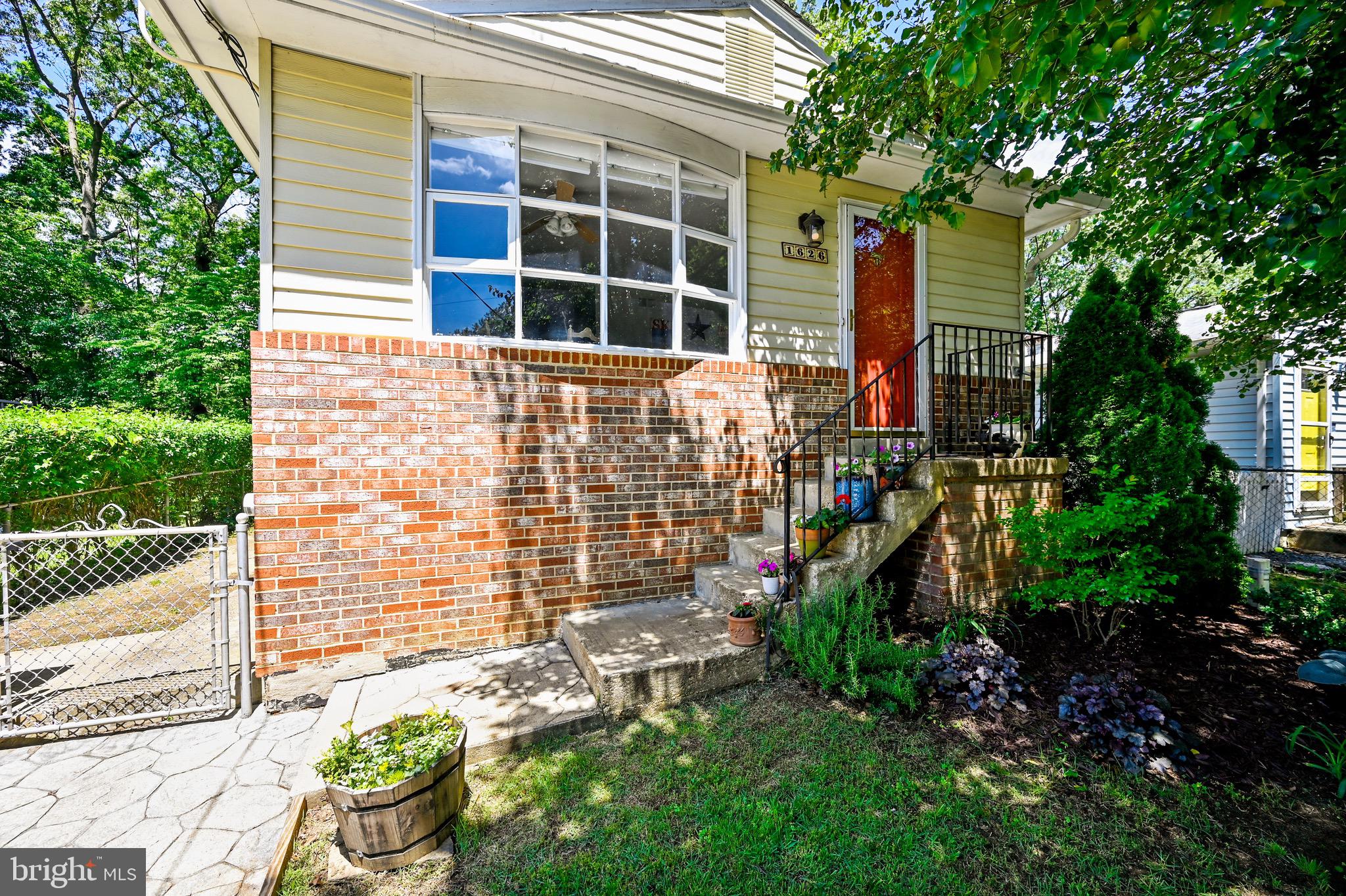 1626 Marlboro Road Edgewater, MD 21037 - Photo 4 of 42 front yard