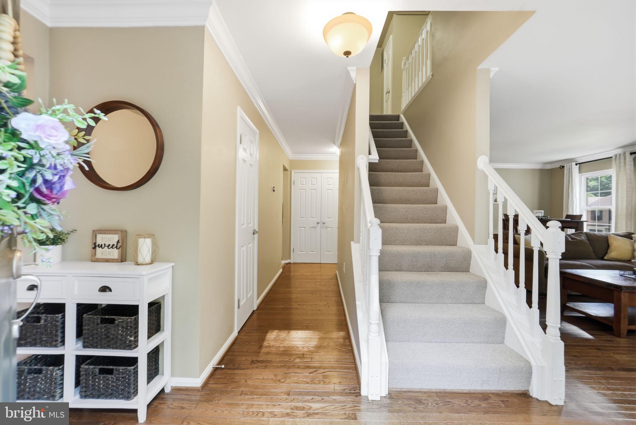 7660 Southern Oak Drive Springfield, VA 22153 - Photo 4 of 37 WELCOMING FOYER/ENTRY WAY