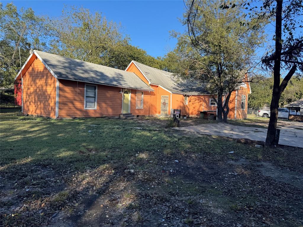 309 Elmo Street Cleburne, TX 76031 - Photo 4 of 5 a backyard of a house with lots of green space