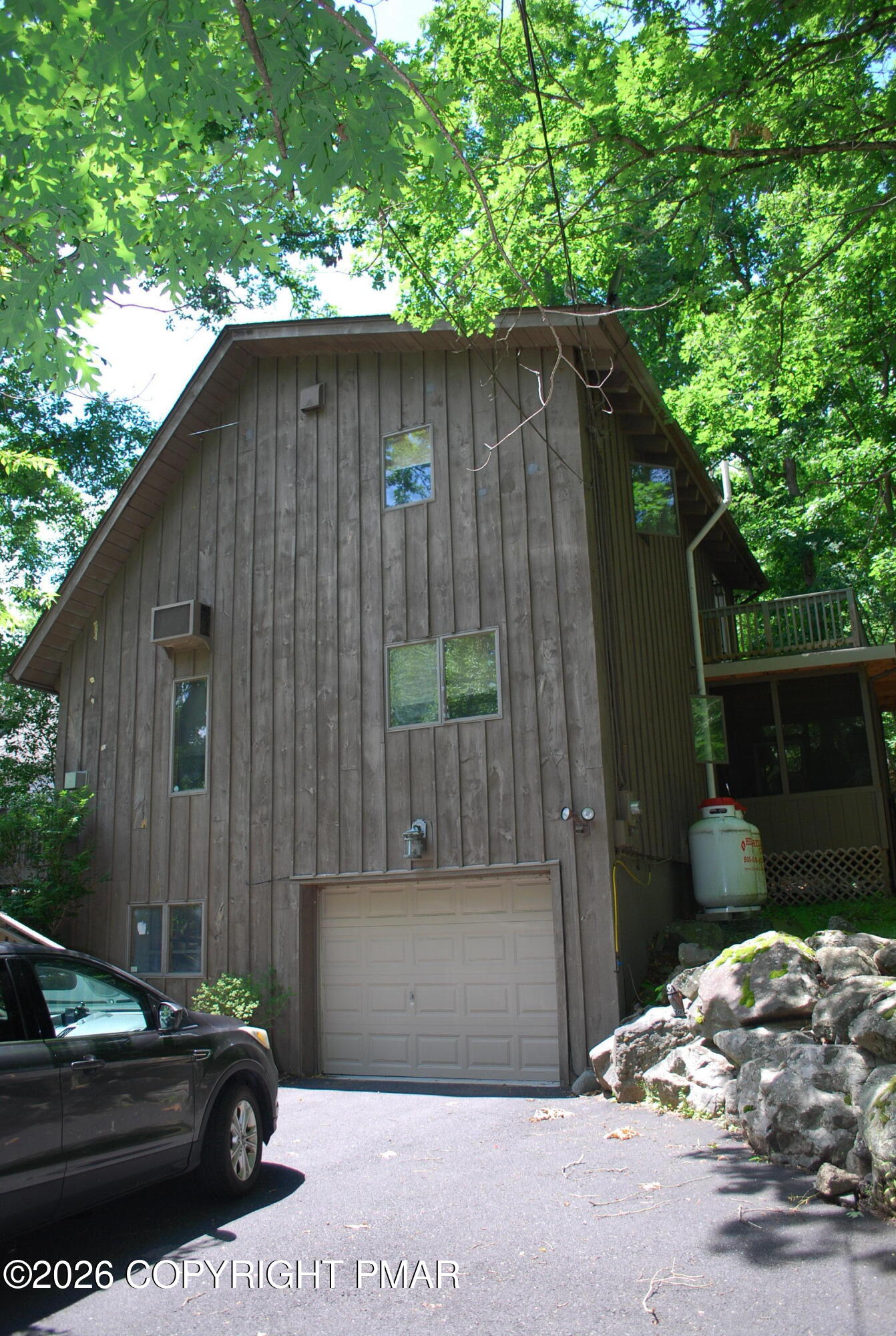 424 Saunders Drive Bushkill, PA 18324 - Photo 2 of 35 DSC_0517