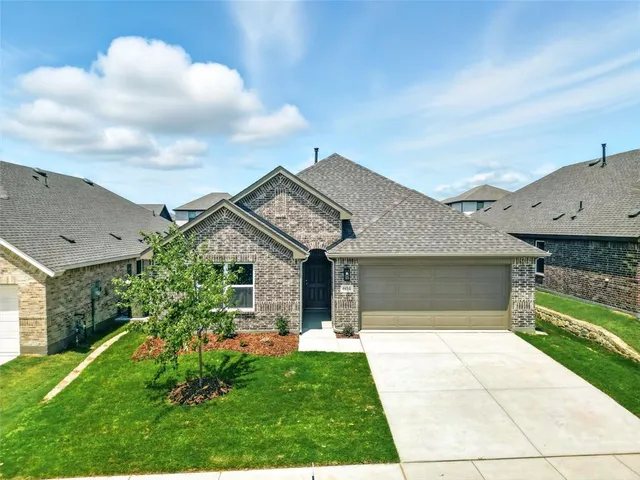 a view of a back yard of the house
