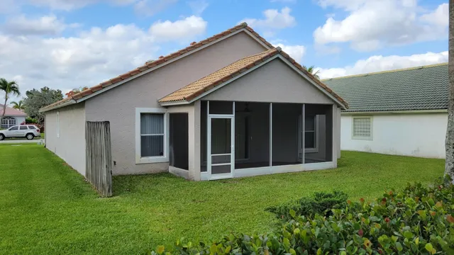 a view of a house with backyard