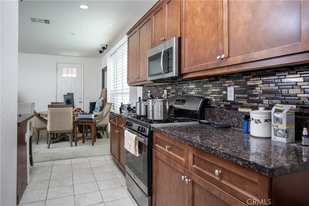 687 South Mandarin Lane Rialto, CA 92376 - Photo 6 of 35