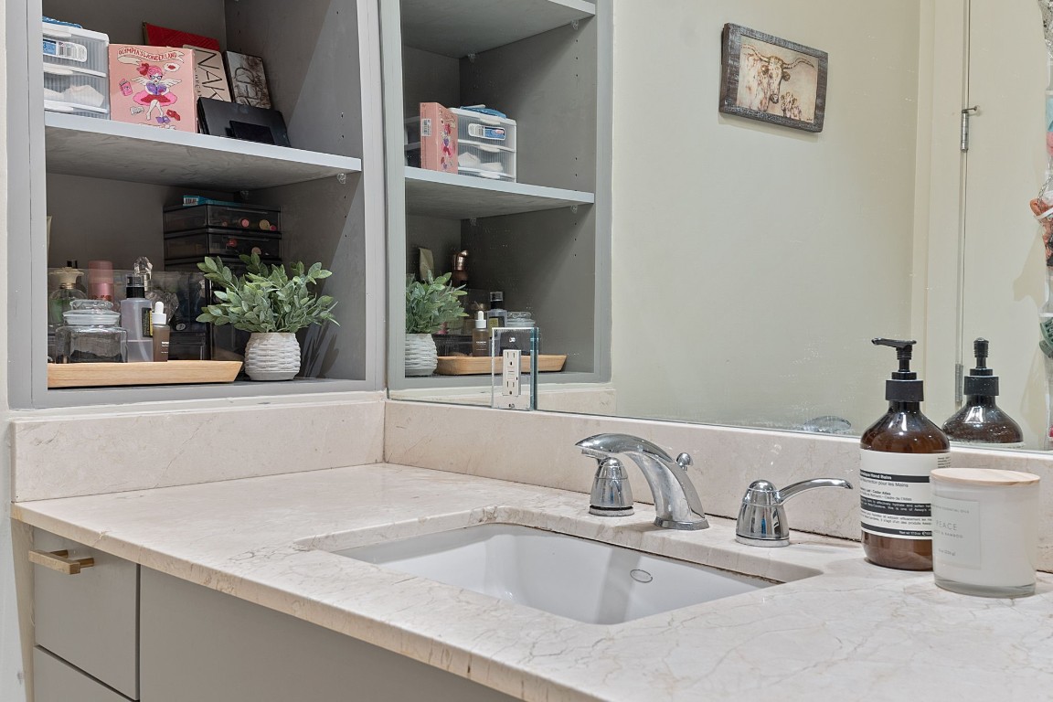 555 East 5th Street, Unit 817 Austin, TX 78701 - Photo 23 of 39 a bathroom with a sink and a mirror