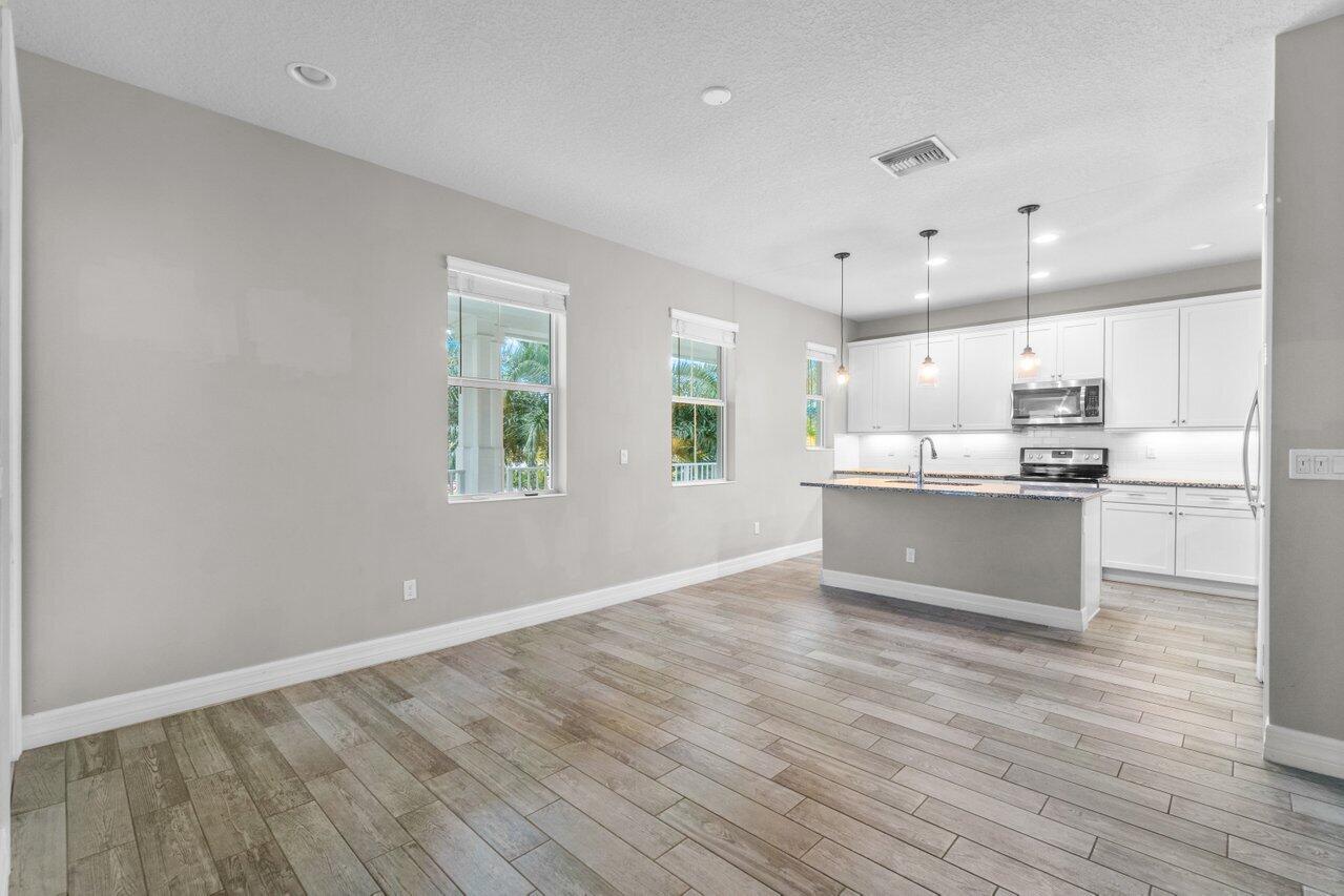 1127 Dakota Drive Jupiter, FL 33458 - Photo 7 of 36 010-1127DakotaDrive-Jupiter-FL-33458-SMA