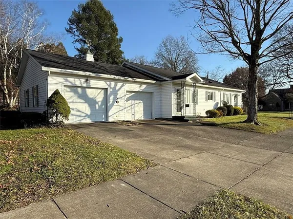 a view of a house with a yard
