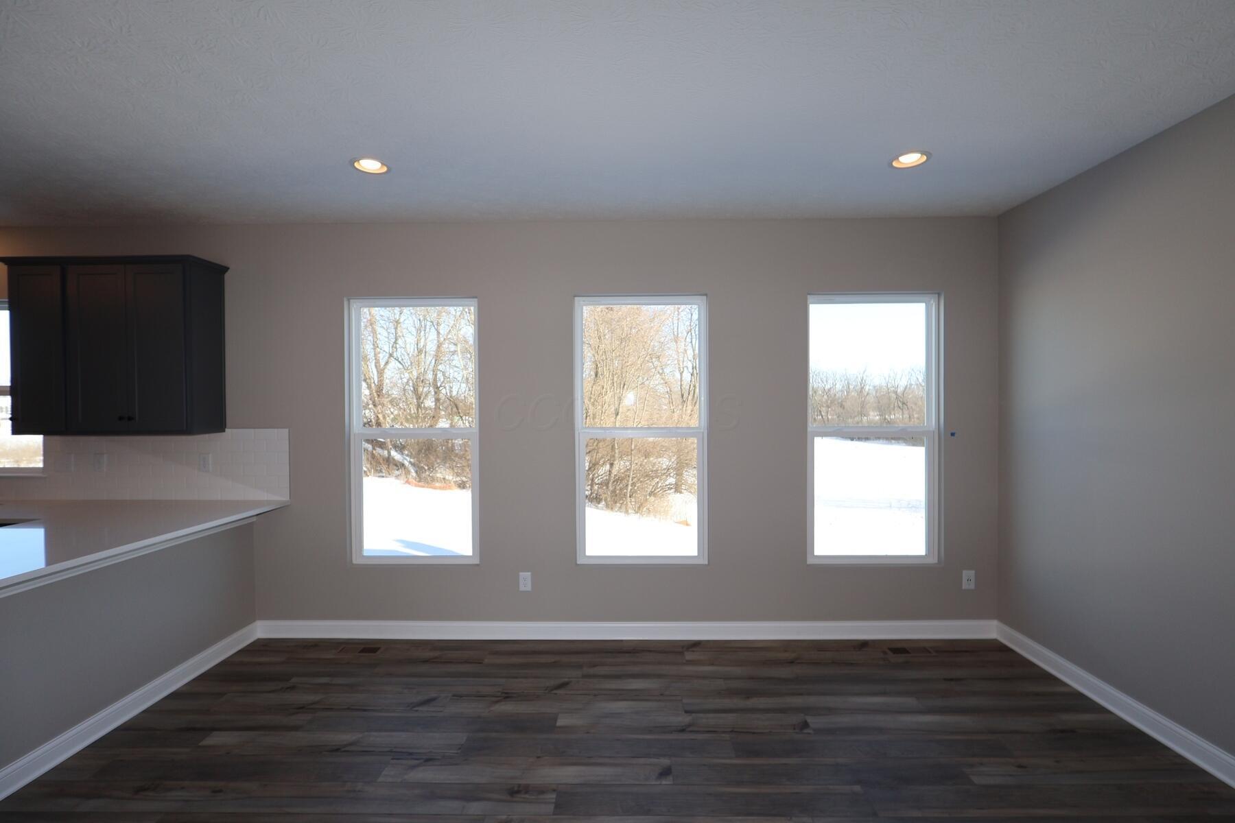 305 Olympic Loop Commercial Point, OH 43116 - Photo 6 of 23 Living Room