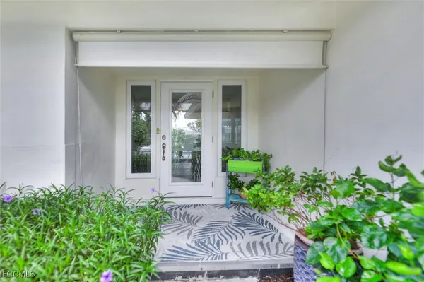 a view of a house with porch and garden