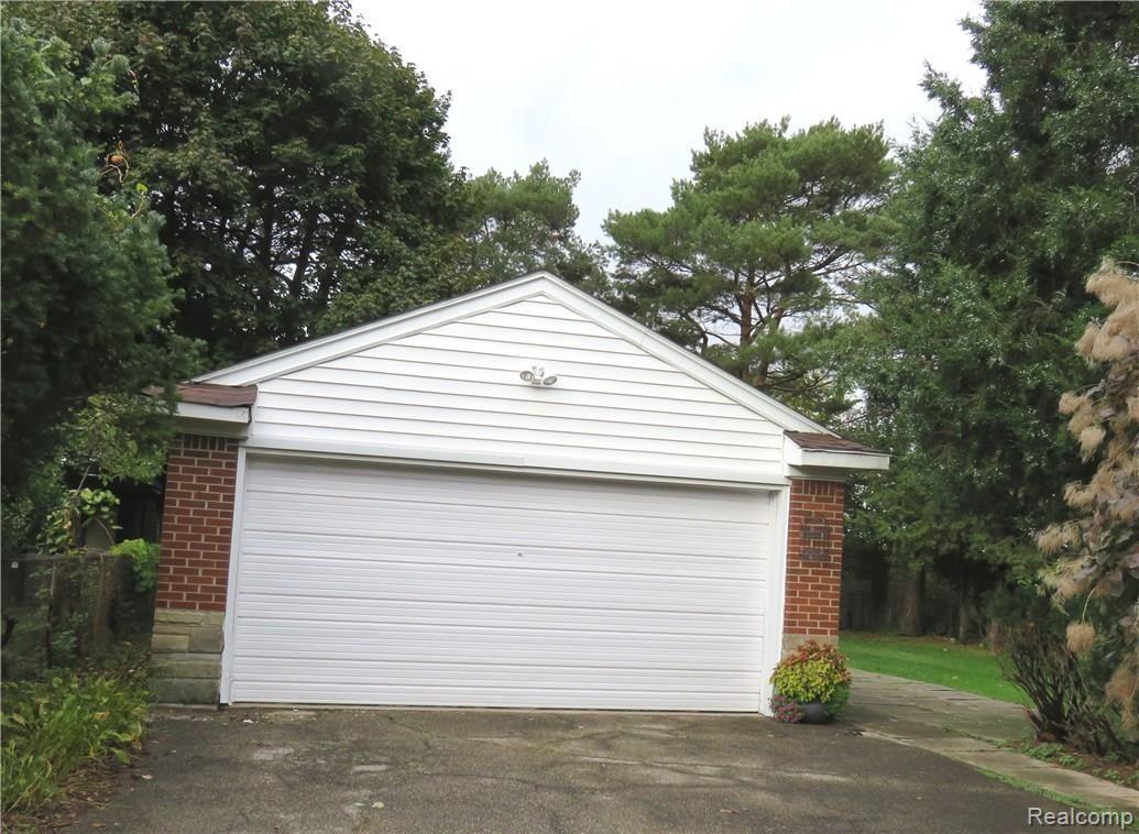 8 Millington Road Pleasant Ridge, MI 48069 - Photo 2 of 18 8 Millington Garage.JPG